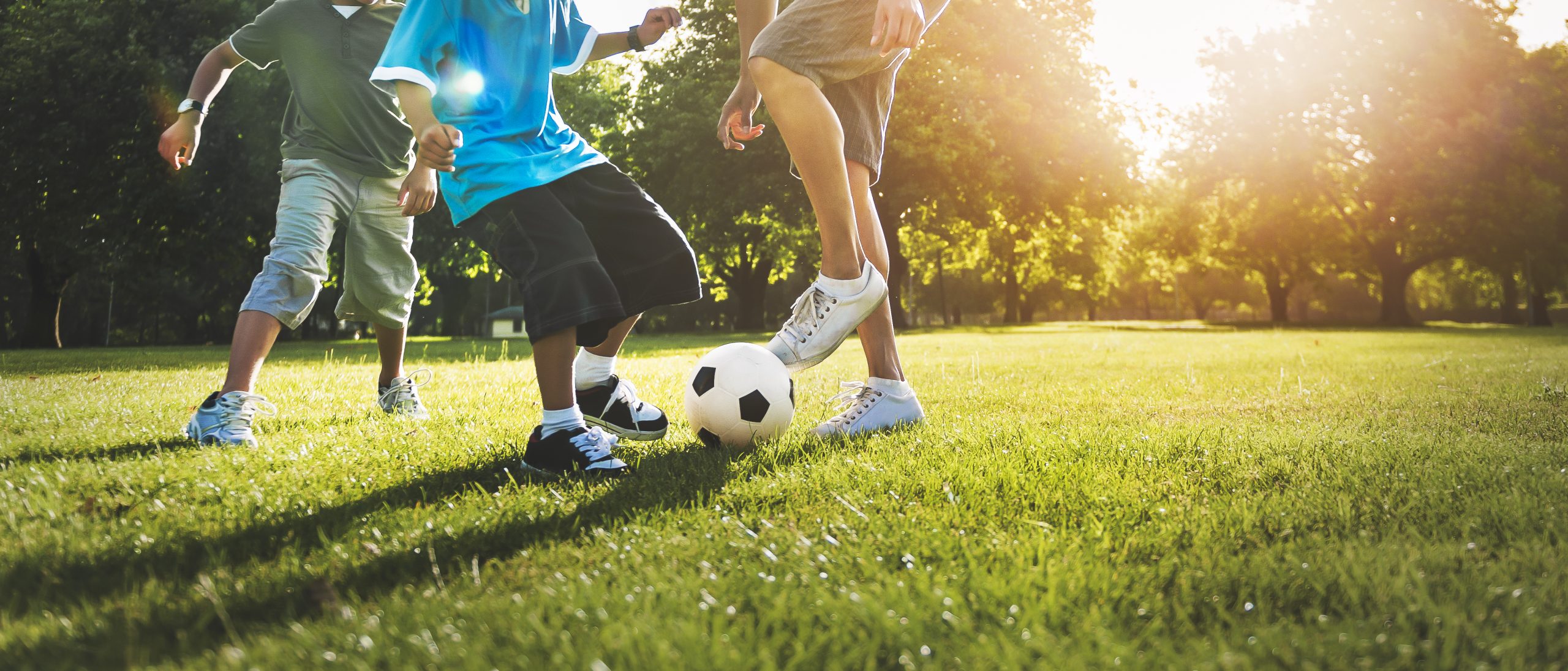 voetballende kinderen